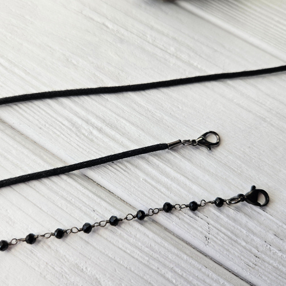 the black bea necklace